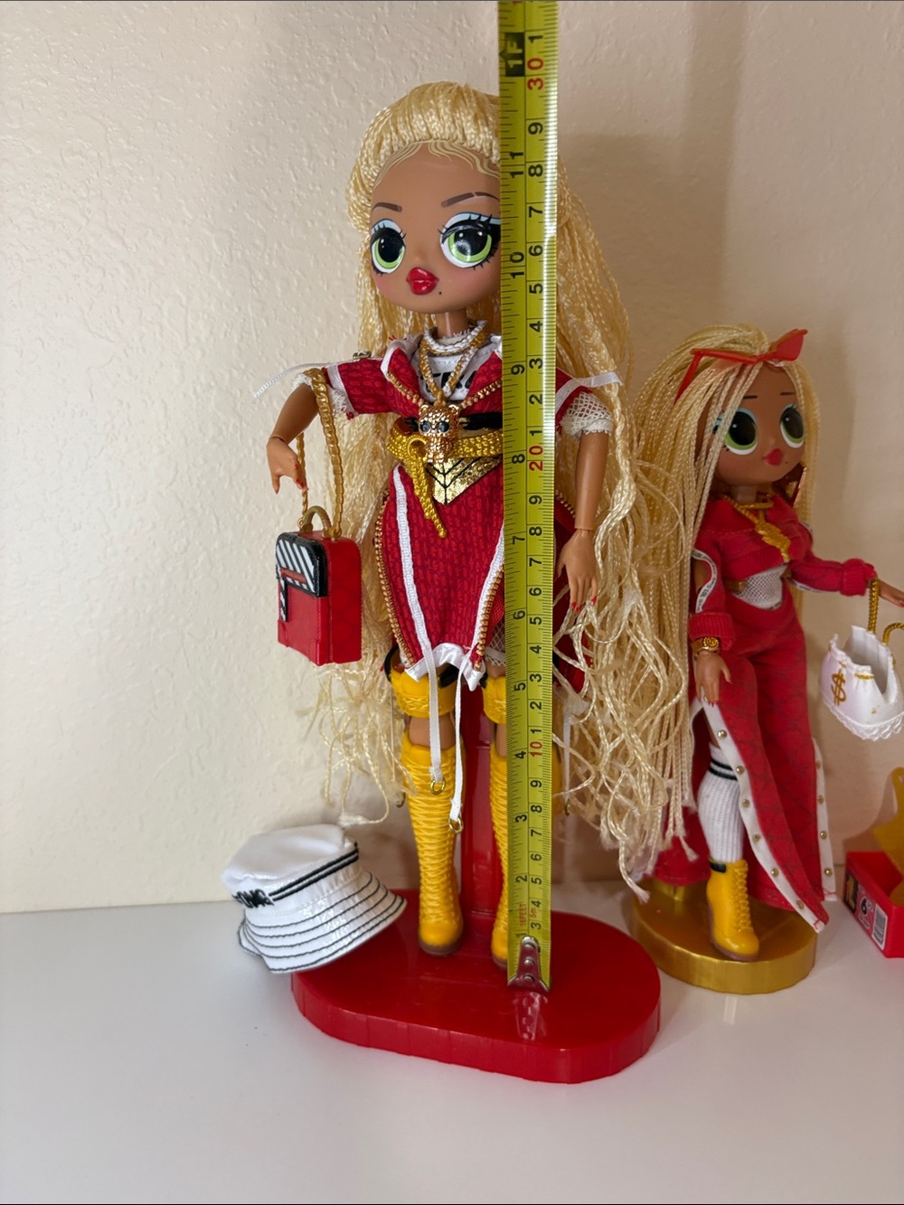Set of. 2 L.O.L. SWAG Surprise Fierce Fashions Dolls in Red and Gold Outfits - Picture 13 of 14